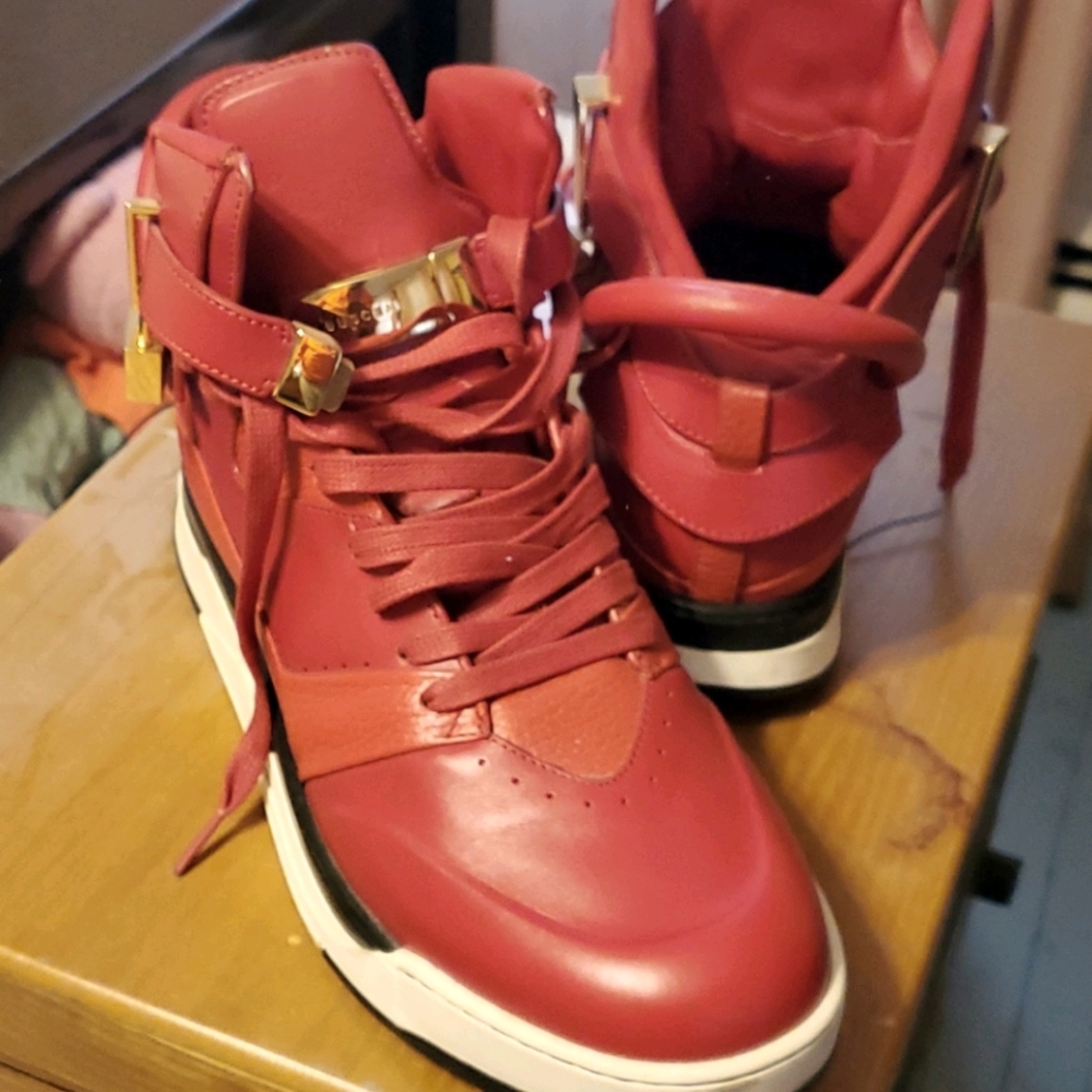 Shoe